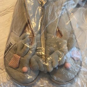 Adorable reindeer slippers 🌸bundle and save!!